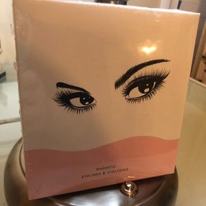 Magnetic Eyelashes and Eyeliner
